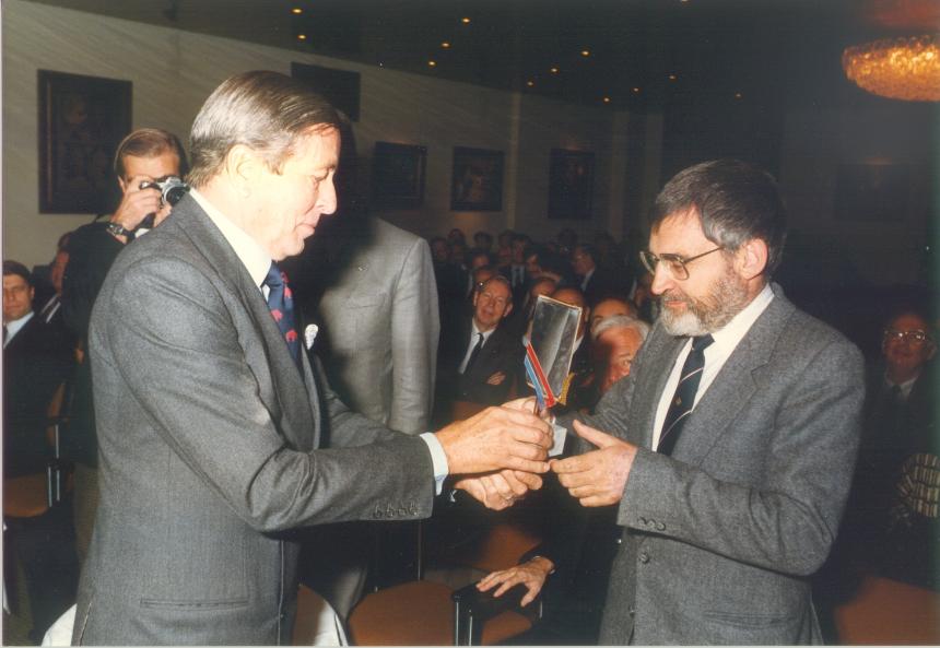 Hans ontvangt de onderscheiding uit de handen van Z.K.H. Prins Claus der Nederlanden op 13 november 1985  in Den Haag